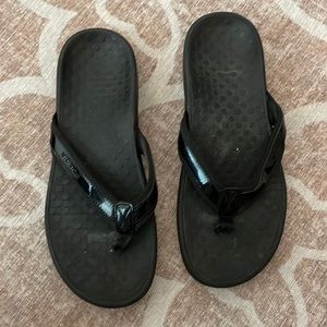 EUC womens vionic black tide II sandals